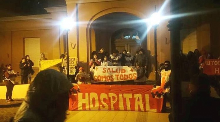 APROSA SANTA CRUZ RECLAMA // Trabajadores de la salud reclamaron en la residencia de Alicia y Casa de Gobierno
