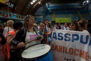 Protesta, tensión y retiro de la gobernadora Carreras de un acto ante una protesta de Asspur en Bariloche